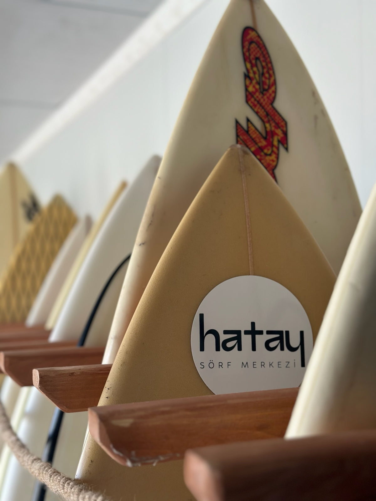 Hatay Sörf Merkezi logolu sörf tahtaları
